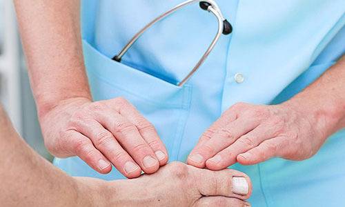 Врач-специалист осматривает пациента Врач-специалист осматривает пациента