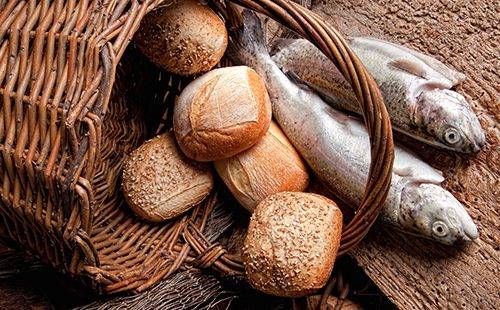 Свежая рыба и булочки в корзине