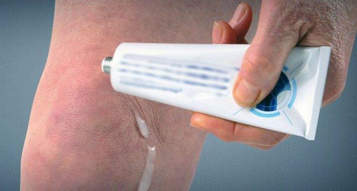 Нанесение мази на колено Мазь от артроза