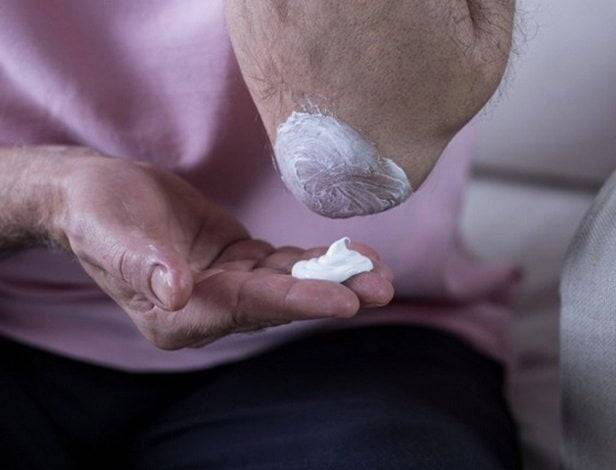 Нанесение мази на локтевой сустав Мазь от артроза