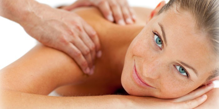 Девушке делают массаж